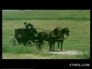 Klassiek blondine jong vrouw poesje likte in een carriage