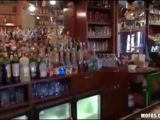 Barmaid agrees إلى الحصول على مارس الجنس في لها شريط