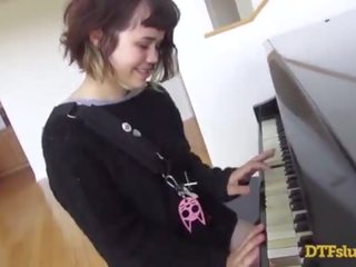 Yhivi vide� ki zongora szakértelem followed által durva trágár csipesz és elélvezés vége neki arc! - featuring: yhivi / james deen