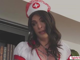 Tatuado enfermeira transsexual chelsea marie de frente anal sexo