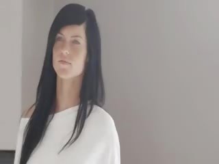 Unik blackhaired model dengan bintik-bintik