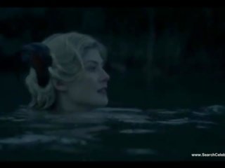 Rosamund pike nuogas scenos - moterys į pažinčių