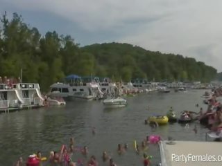 Sensational babes festë i vështirë në varkë gjatë pranverë pushim