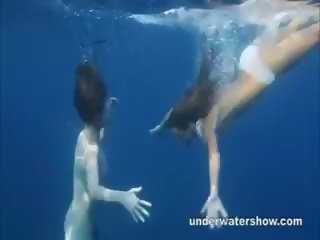 Nastya in masha so plavanje goli v na morje