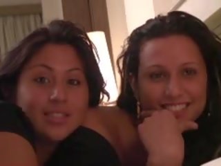 Sledovat jak tito dva groovy španělština dospívající sisters vzít turns na