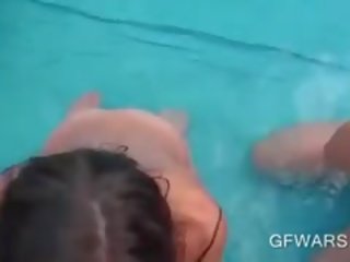 Lesbos shuplaka çdo të tjerët pussies në një plastike pishinë përjashta