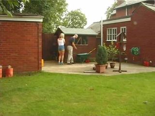 Brits vrouw geeft een pijpen in de tuin vid