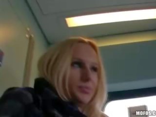 Maciço mamas euro alunas fodido em comboio