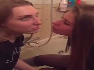 [periscope] dua russians lesbian penyusunan di luar di kamar mandi