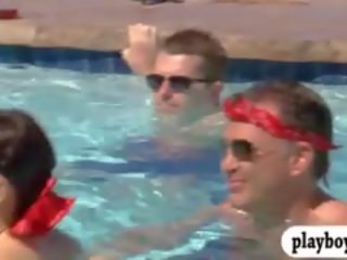 Cuplu swingeri având distracție de the piscina și se bucură de ea