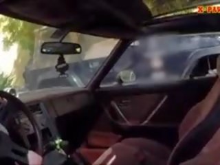 Блондинки надуваема кукла дава а път глава докато тест driving тя кола