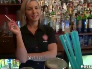 Barmaid agrees į gauti pakliuvom į jos baras