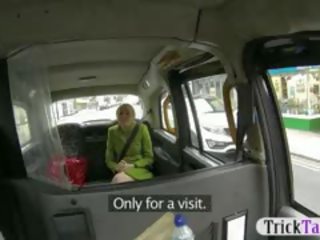 Lühike blond juuksed passenger perses sisse a cab kuni ära tema fare