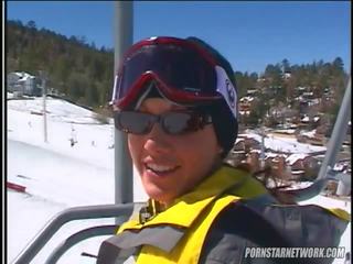 Taylor lietus relaxes shortly po dalis skiing
