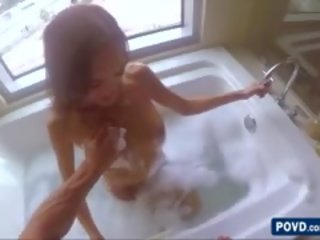 Atrakcyjny i blondynka chloe jest mający za dobry czas w the jacuzzi