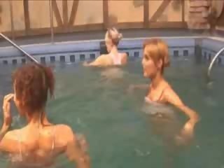 Ελκυστικός lezboes σε ο κολυμπώντας πισίνα