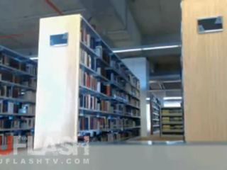 Blondýna blikajúce v verejnosť školské knižnica na webkamera
