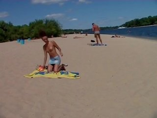 Sensational tenåring bare besøk ekte naken strand