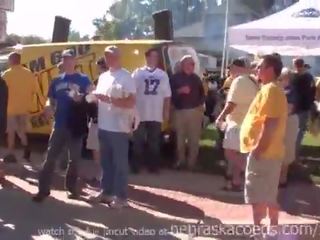 ปาร์ตี้ และ แวบวับ นม ในขณะที่ tailgating ด้านนอก iowa เมือง football เกมส์