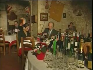 Elegant italiaans huwbaar overspel echtgenoot op restaurant