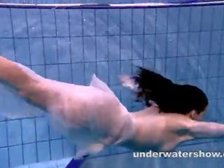 Andrea videoklipi jauks ķermenis zem ūdens