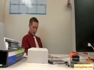 Učenec dobi kurac sesati od gej šef s gotgayboss