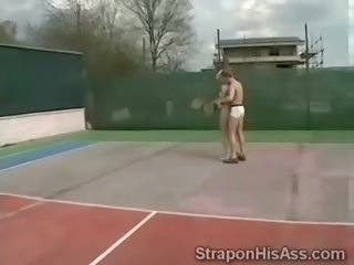 Blondīne teniss spēlētāji gali nepieredzējošas viņai trainers peter