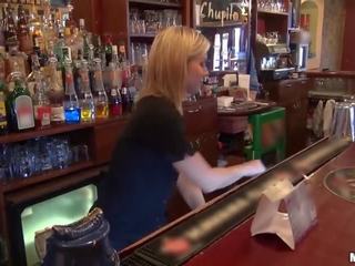 Kim aranan için sikme bir barmaid?