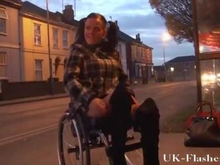 Leah rozmar blikajúce pička v verejnosť od ju wheelchair s handicapped engli