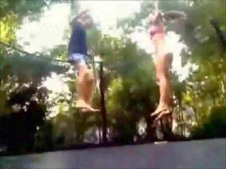 שנתי העשרה של מזיין ב א trampoline