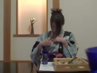 Untertitelt unzensiert schüchtern japanisch milf im yukata im pov