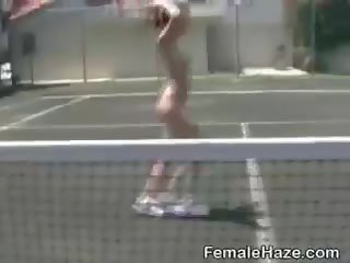 Università ragazze ottenere nudo su tennis corte durante nonnismo