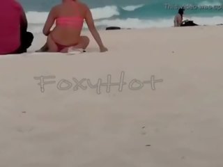 Mostrando el culo en tanga por los angeles playa y calentando a hombres&comma; sólo dos se animaron a tocarme&comma; video completo en xvideos červený