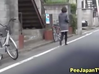 アジアの おしっこ 後ろ 車