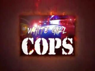 اللعنة ال شرطة - قزم شقراء أبيض شاب امرأة cops raid محلي stash منزل و seize custody من كبير أسود جونسون إلى سخيف