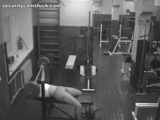 Security webkamera in the weight room tapes the astounding seductress