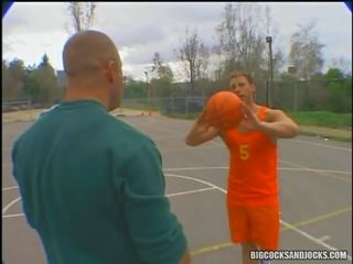 Баскетбол players стріляти деякі hoops