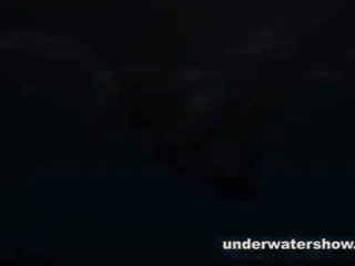 Юлія є плавальний підводний оголена в в море