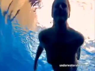Nengsemake lucie is stripping underwater