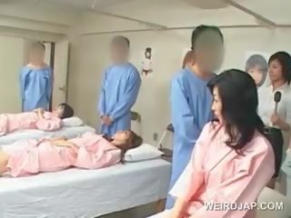 Ázsiai barna hölgy fúj szőrös peter nál nél a kórház