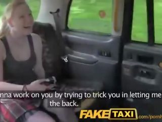 Faketaxi media jong dame houdt de infamous taxi penis