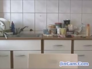 Blondinė milf dulkina analinis su žaislai ir masturbuoja į virtuvė