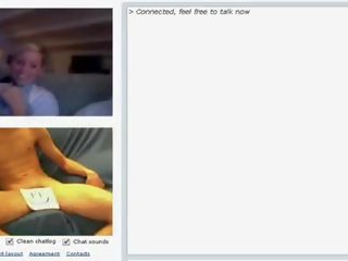 Одягнена жінка голий чоловік ексгібіціоніст на вебкамера використання в носок і s
