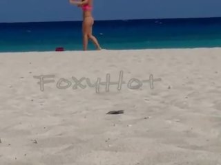 Mostrando el culo en tanga por la playa y calentando a hombres&comma; solo dos se animaron a tocarme&comma; video completo en Xvideos RED