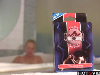 Tykk blondie solo spille i den hottub