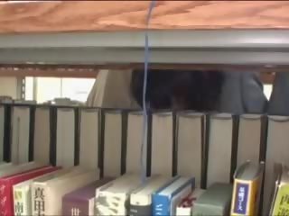 Молодий школярка обмацана в бібліотека