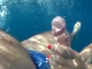 Подводен възрастен клипс swiming празнене