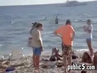 Marrjenëgojë jashtë në publike në the plazh