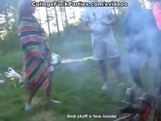 Warga rusia pelajar staged yang pesta seks berkumpulan dalam yang hutan