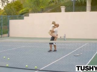 חֶמדָנִי גָדוֹל זיון עם ה טניס trainer